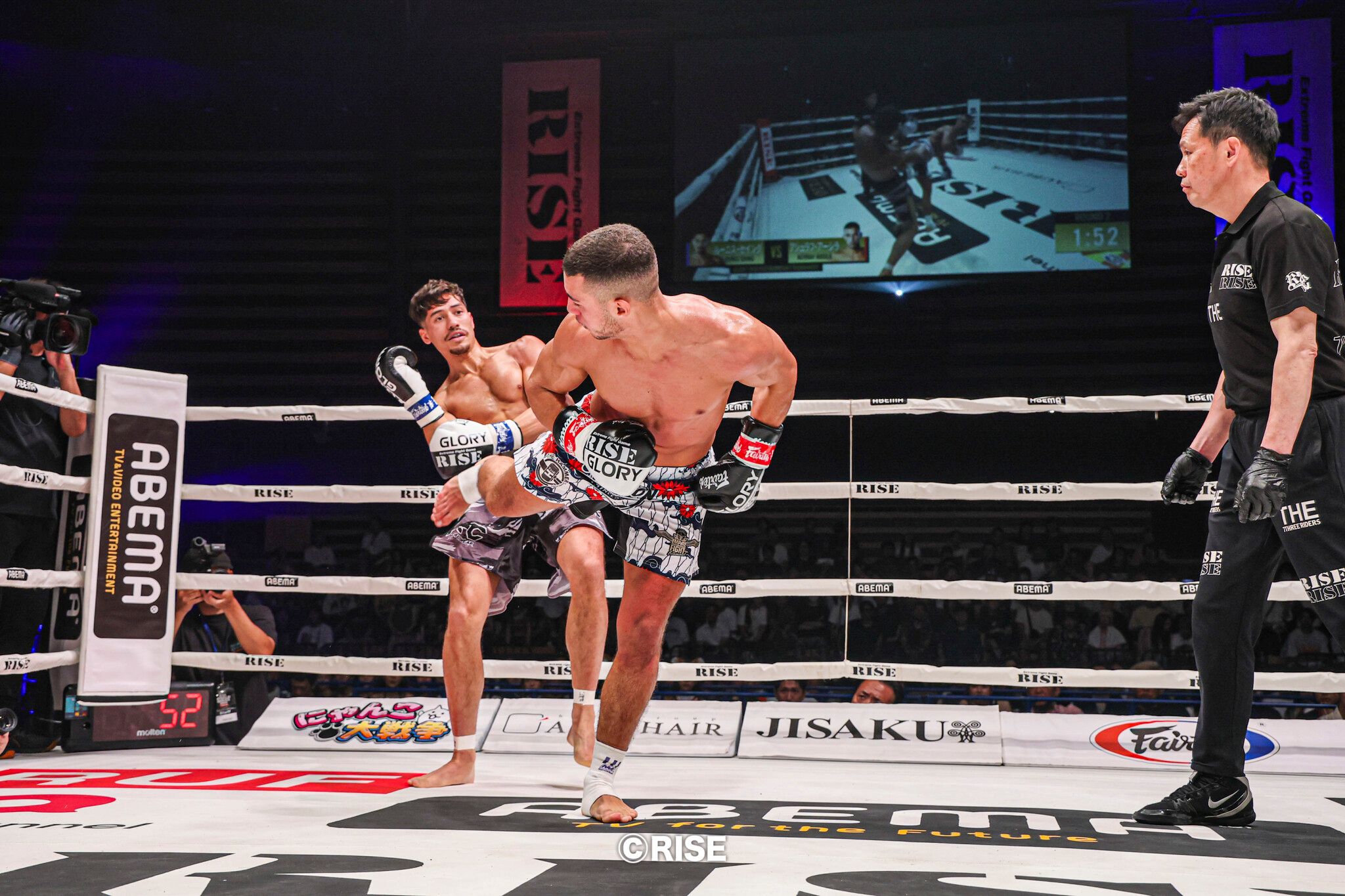 The spinning backkick from Aasila that sended Siang down