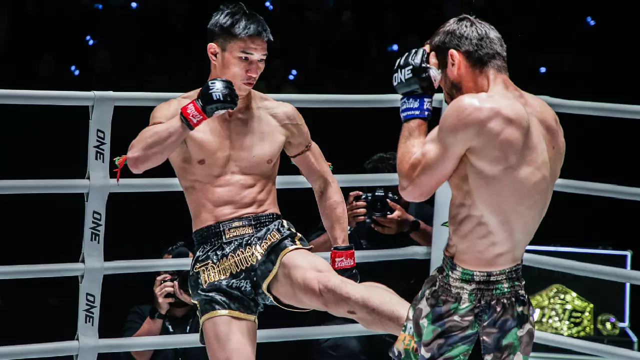 Tawanchai with a crushing low kick against Jamal Yusupov.