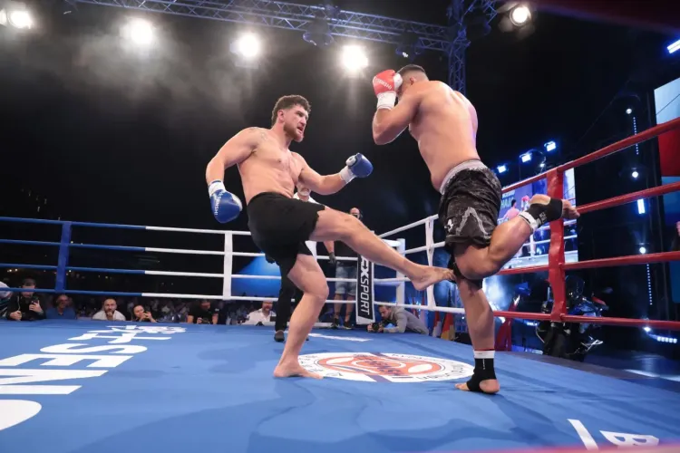 Rhys Brudenell aplicando patadas a la pantorrilla a Françesko Xhaja en los cuartos de final.